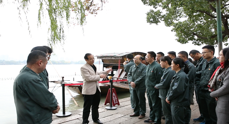 可用红船旁的流动党课.png