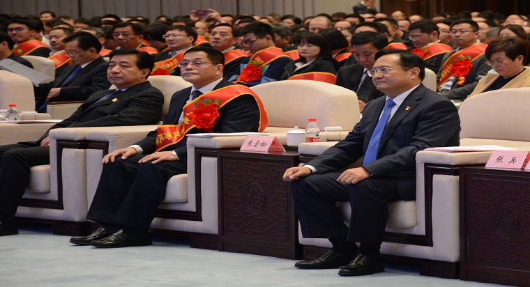 代市长毛宏芳主持会议  市委书记张兵作重要讲话