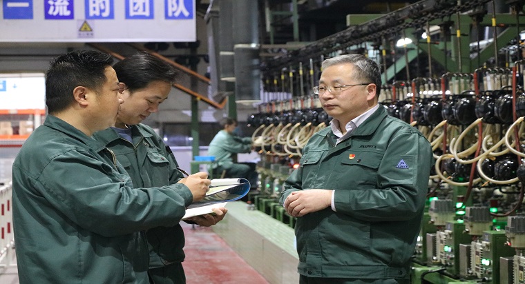 长虹集团授予pg电子麻将胡了试玩总装一车间主任吴伟忠“长虹公司劳动模范” 荣誉称号